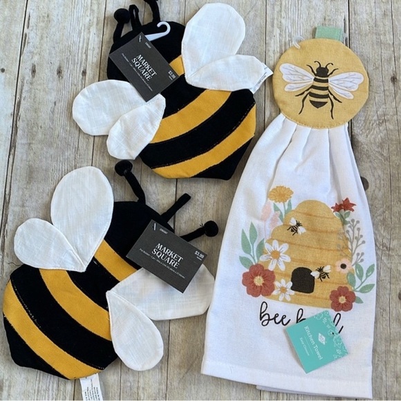🐝HP🐝Bee Themed Kitchen 3 Pc Set with Hanging Towel and Potholders - Picture 1 of 9